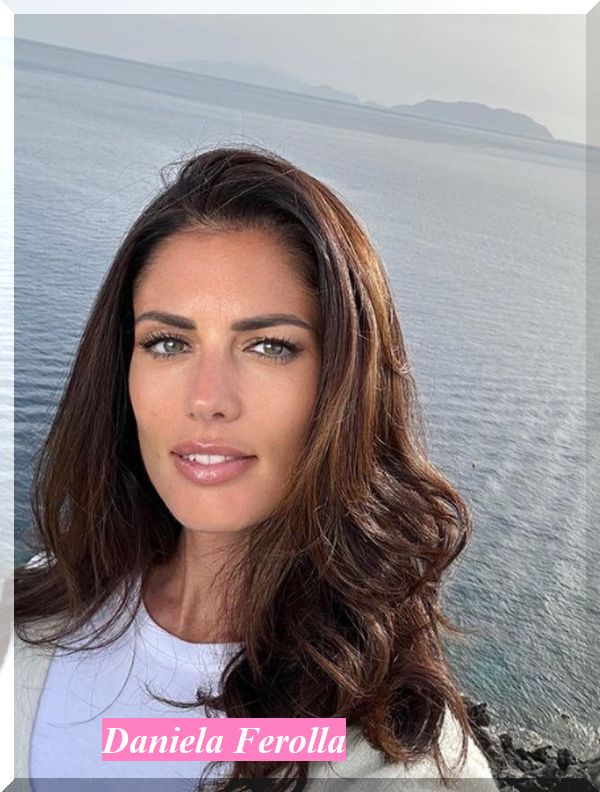 Daniela Ferolla davanti al mare nella costiera Amalfitana