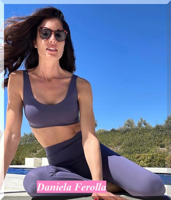 Modella ex Miss Italia che fa ginnastica in spiaggia